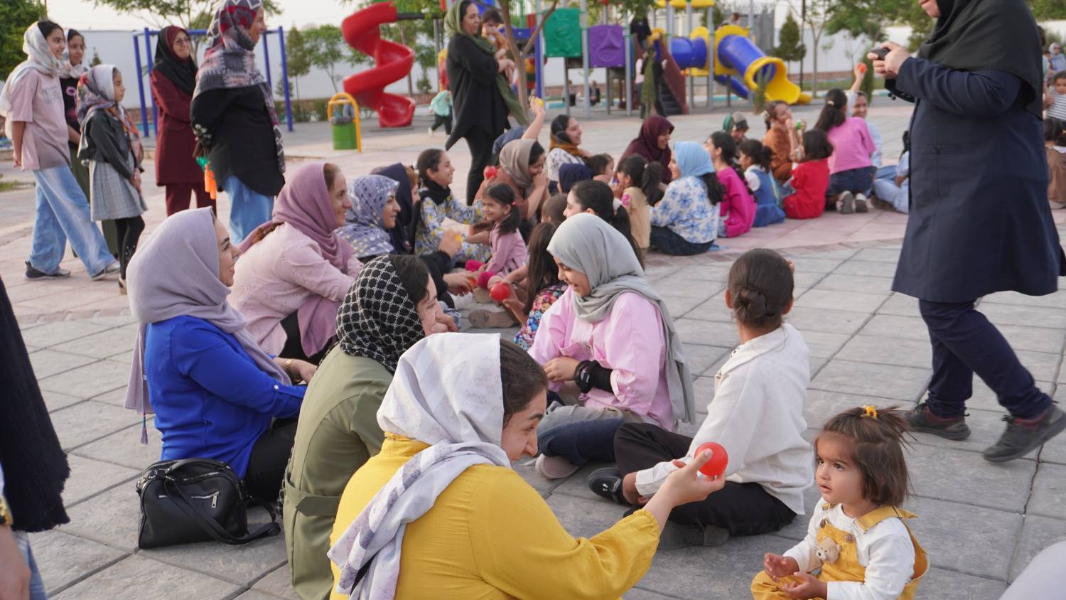 جشنواره ورزشی «مادر و دختر» در کرمان؛ هیجانِ نشاط زیر نور فرهنگسرای آفتاب کرمان
