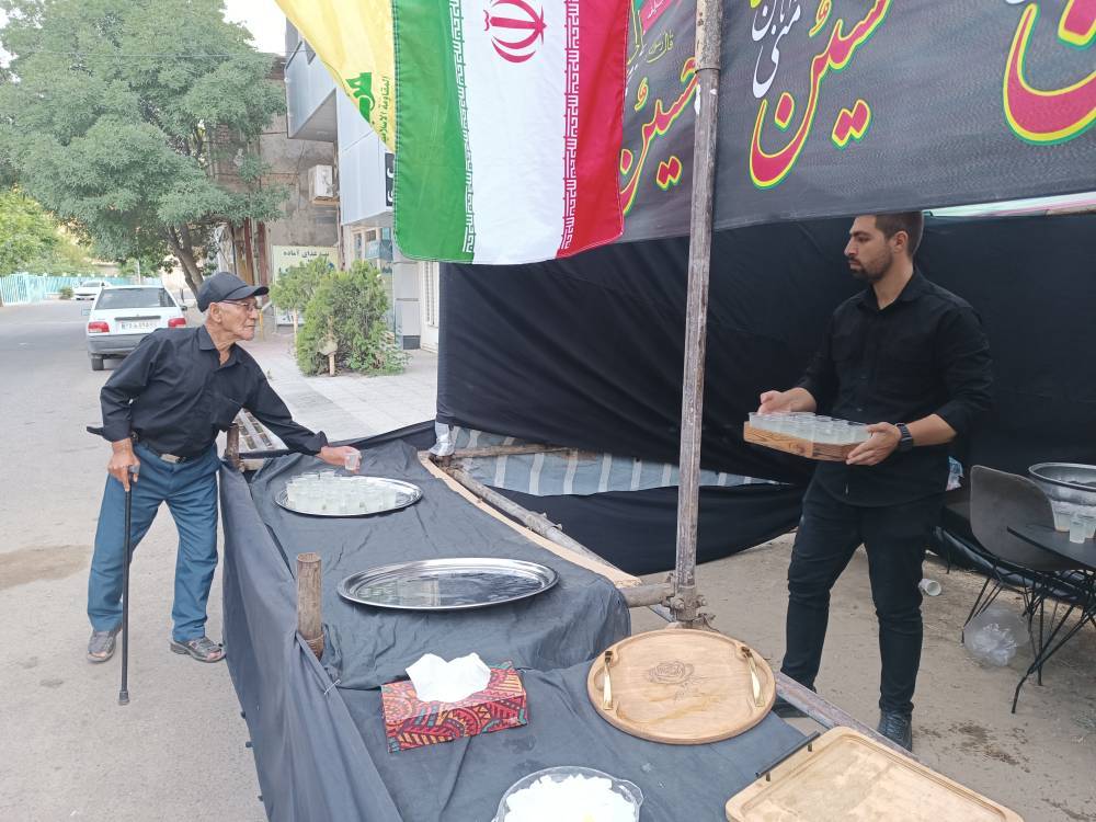 موکب و ایستگاه صلواتی هیات ورزشهای همگانی گرمی به یاد رهبر شهید برپا شد