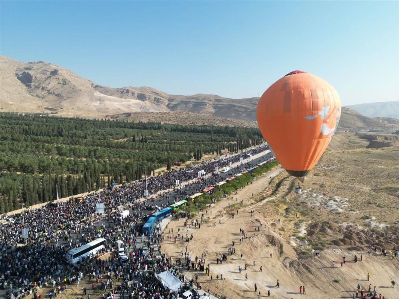 رکوردشکنی شیرازی‌ها در پنجمین پیاده‌روی بزرگ خانوادگی با مشارکت بیش از ۲۰۰ هزار نفری پخش زنده از شبکه ۳ سیما