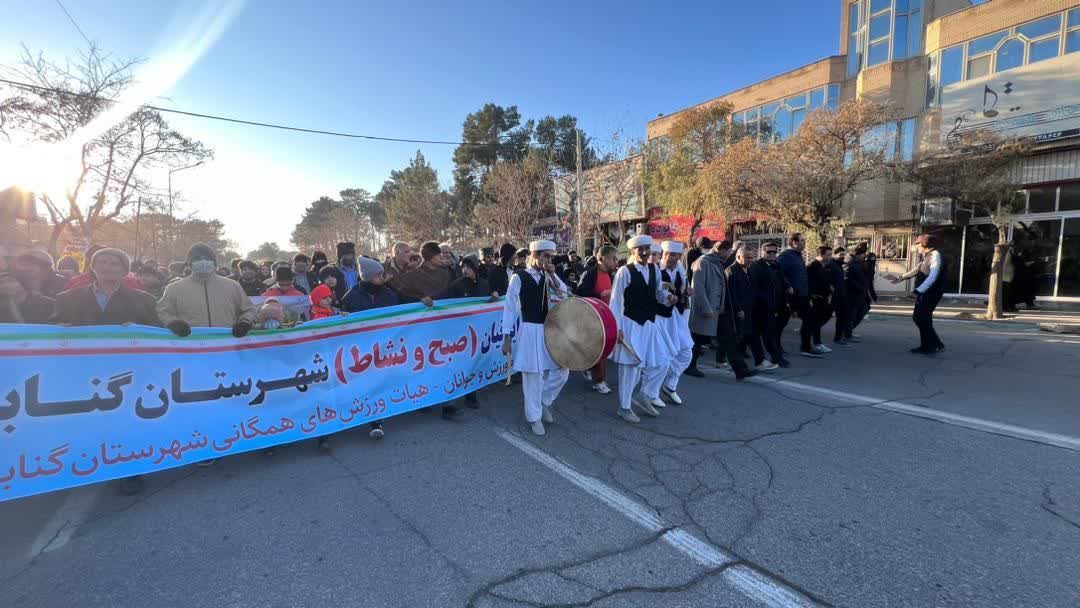 همایش پیاده‌روی خانوادگی صبح و نشاط در گناباد برگزار شد از پخش زنده تلویزیونی تا اهدای ۶۰ دوچرخه 
