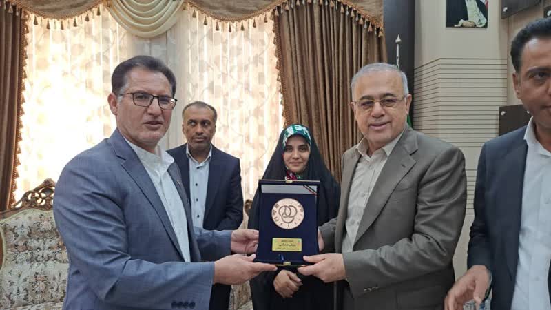 اهدای نشان و لوح سفیر ورزش همگانی از سوی علی خلیلی به استاندار هرمزگان