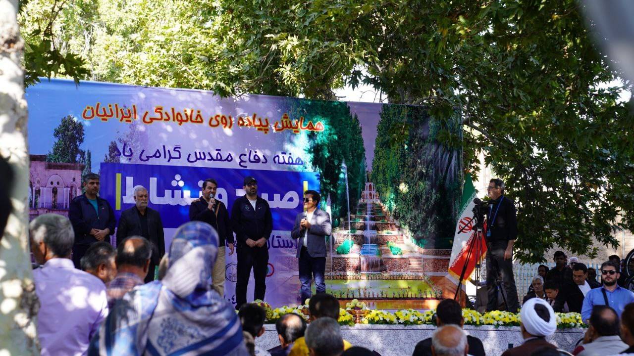 تصاویری از مشارکت کم‌نظیر مردم شهرستان ماهان کرمان در همایش بزرگ پیاده‌روی خانوادگی پخش زنده از شبکه ۳ سیما