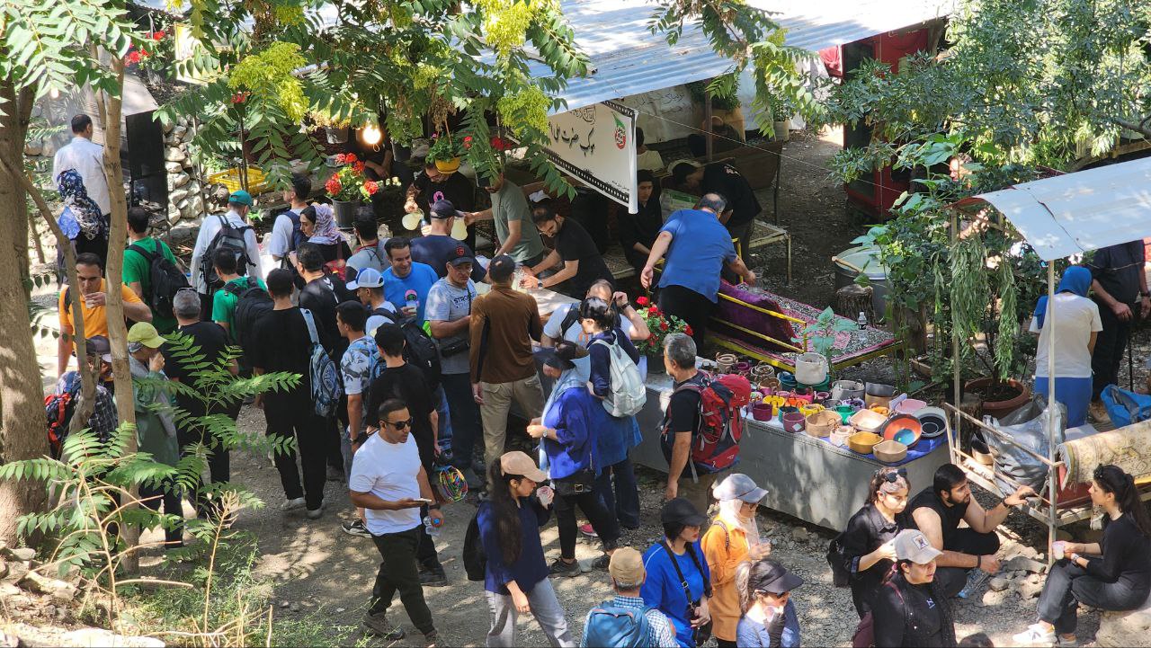 آغاز به کار موکب فدراسیون ورزش‌های همگانی در ارتفاعات درکه تهران و استقبال پرشور ورزشکاران توزیع ۵ هزار لیوان شربت